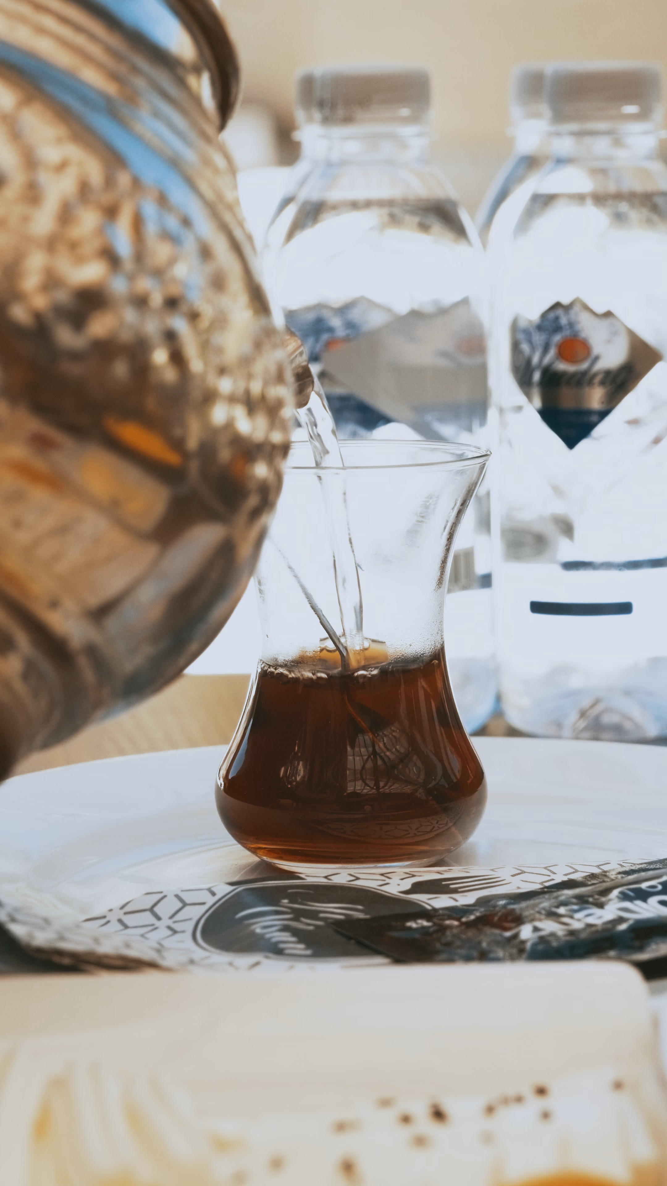 Semaverin önünde ince belli bardakta tavşan kanı çay
