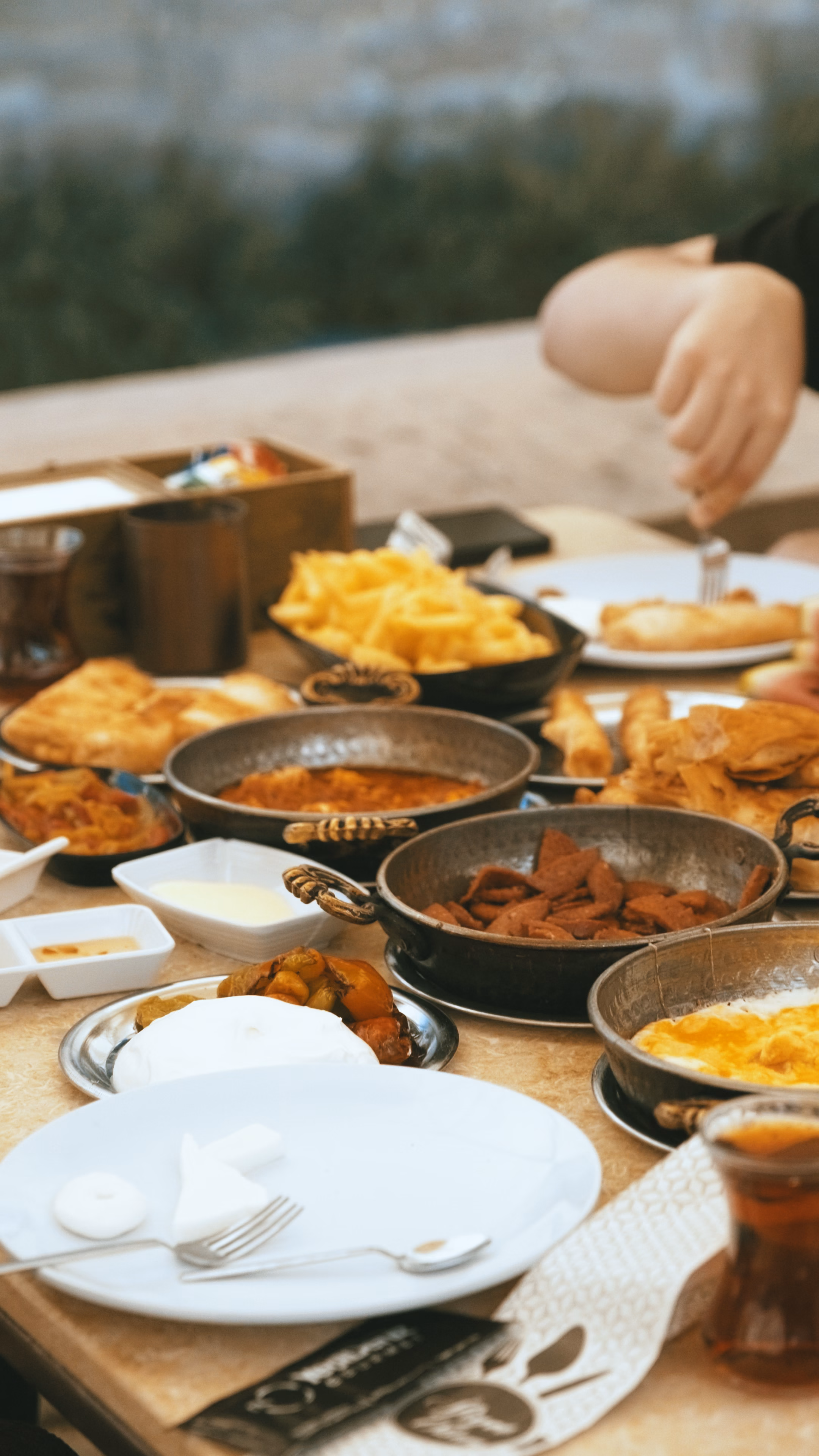 Ocaktan gelen sıcaklar: tavada menemen, sucuk ve kızartmalar masaya taşınırken